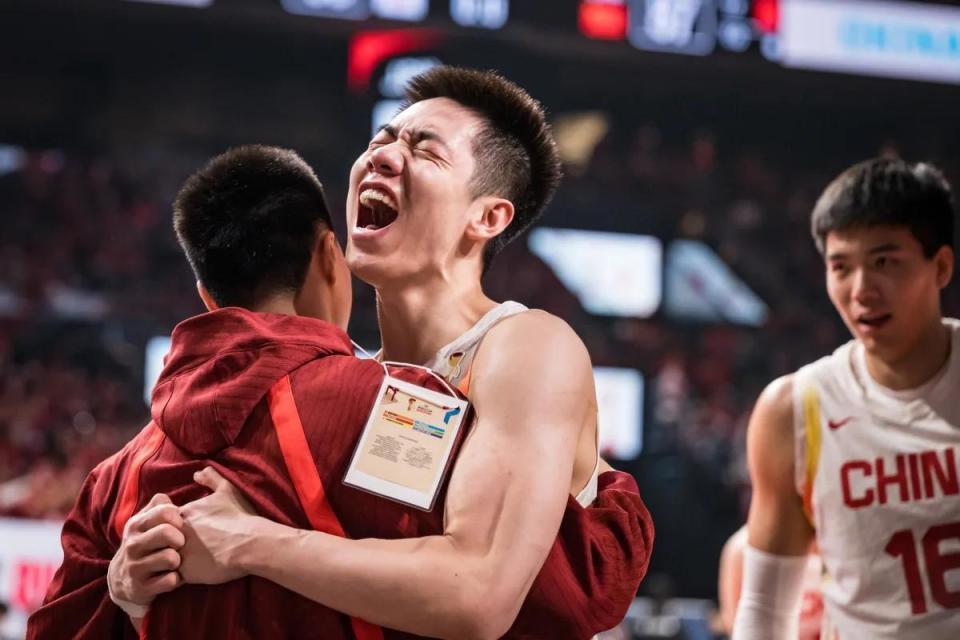 开云官网-落后11分完成逆转！中国男篮两连胜，掌握主动权，首支出线队诞生