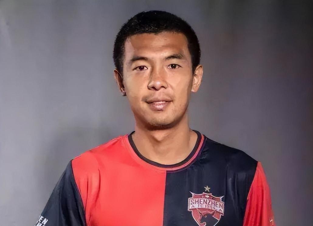 开云网站-前国脚徐亮爆猛料 当年刚入选国足要为老队员洗球鞋球袜 引发热议