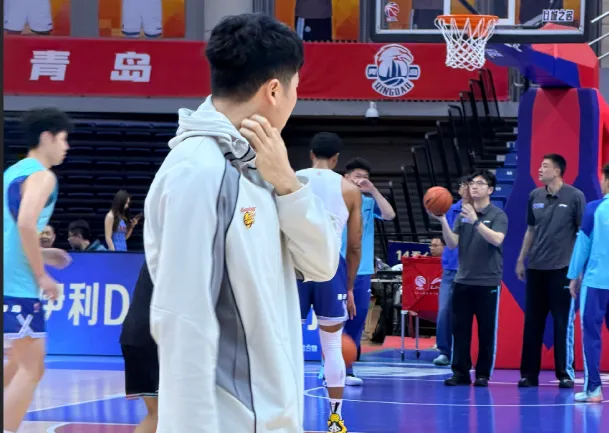 开云官网-广东队记：张皓嘉膝盖发炎，将缺席对阵青岛的比赛